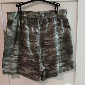 Sanctuary Women's Green Camouflage Cargo Shorts